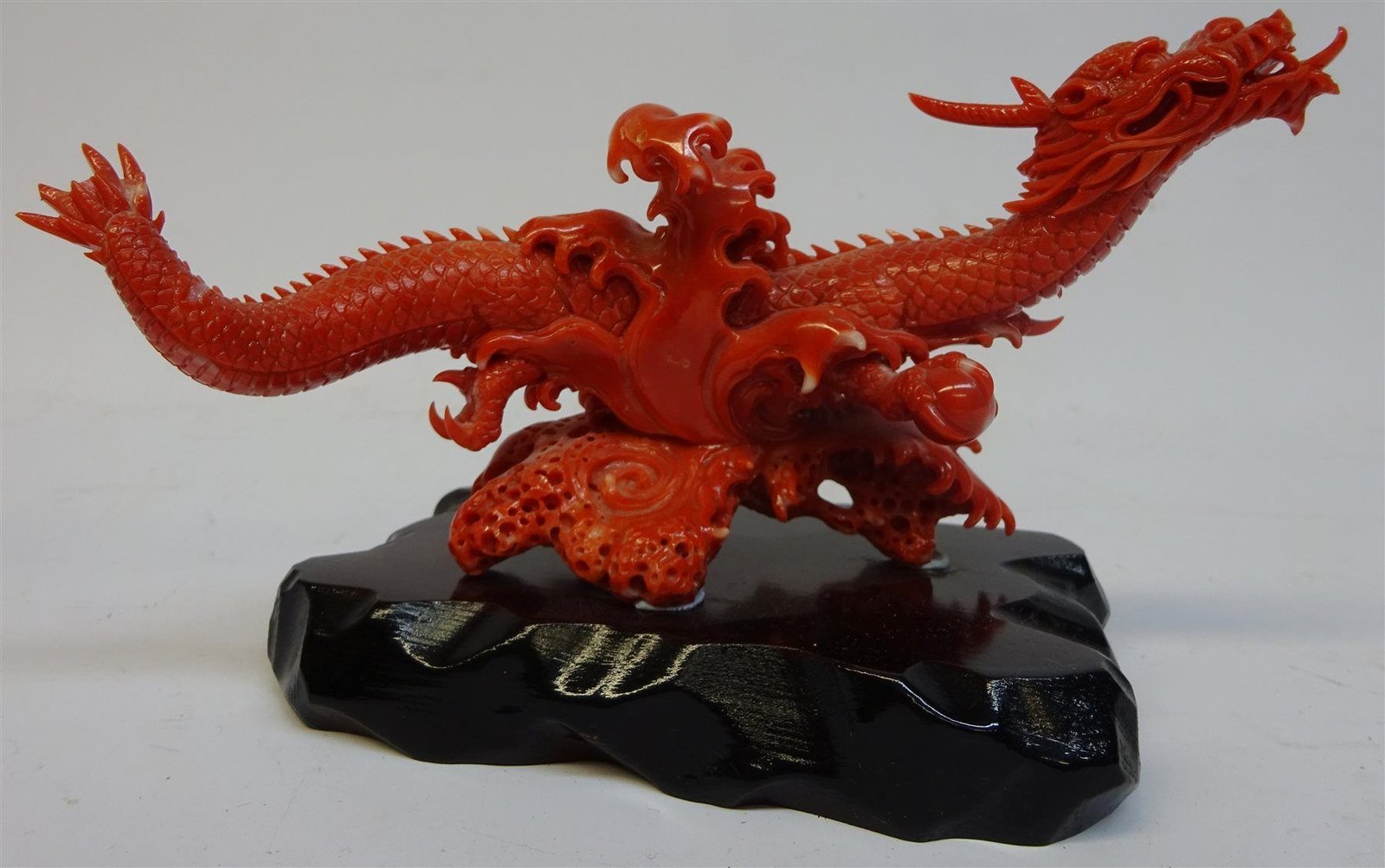 Dragón de piedra roja como símbolo de Feng Shui