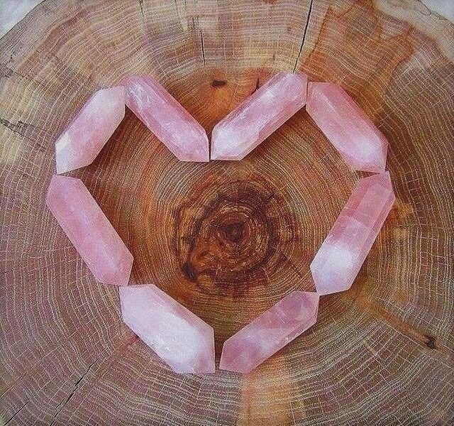 cuarto chakra con cuarzo rosa